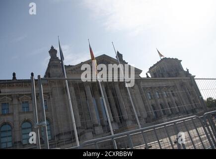 Berlin, Deutschland. Oktober 2020. Um die Reichstagswiese vor dem Berliner Reichstag sind Schranken aufgestellt. Quelle: Paul Zinken/dpa-Zentralbild/dpa/Alamy Live News Stockfoto