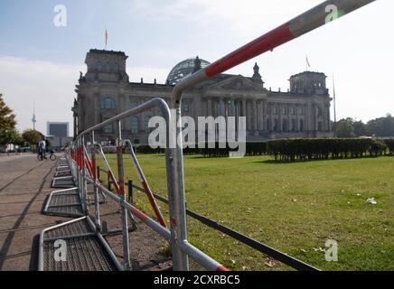 Berlin, Deutschland. Oktober 2020. Um die Reichstagswiese vor dem Berliner Reichstag sind Schranken aufgestellt. Quelle: Paul Zinken/dpa-Zentralbild/dpa/Alamy Live News Stockfoto