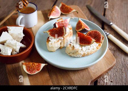 Leckere Sandwiches mit Feigen, Feta-Käse und Honig Stockfoto