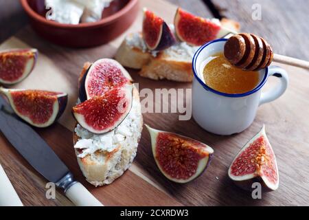 Leckere Sandwiches mit Feigen, Feta-Käse und Honig Stockfoto