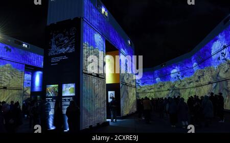 Wellington, Neuseeland. Oktober 2020. Die Besucher besuchen die immersive Outdoor-Ausstellung 'Digitale Nächte Wellington -- Van Gogh Alive' in Wellington, Neuseeland, 1. Oktober 2020. Die musikalische und visuelle Ausstellung am Ufer von Wellington bringt die Besucher den Werken des niederländischen Malers Van Gogh mit lebendigen Farben und lebendigen Details näher. Kredit: Guo Lei/Xinhua/Alamy Live Nachrichten Stockfoto