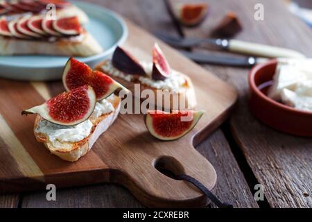 Leckere Sandwiches mit Feigen, Feta-Käse und Honig Stockfoto