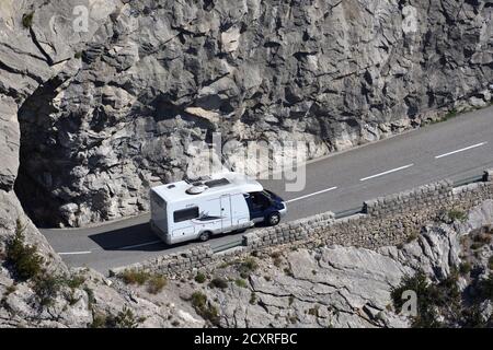 Wohnmobil oder Wohnwagen fahren entlang der gefährlichen schmalen Bergstraße In Clue de Taulanne bei Castellane Alpes-de-Haute-Provence Frankreich Stockfoto