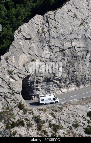 Wohnmobil oder Wohnwagen fahren entlang der gefährlichen schmalen Bergstraße In Clue de Taulanne bei Castellane Alpes-de-Haute-Provence Frankreich Stockfoto