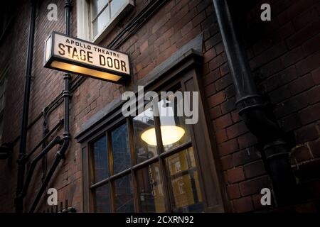 Das beleuchtete Bühnenschild des Apollo Theaters. Die Soho-Gegend im Londoner West End an einem kalten und nassen Januartag. 31. Januar 2016. Foto: Neil Stockfoto