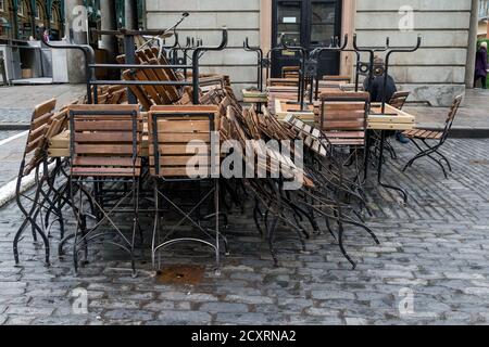 Tische und Stühle stapelten sich vor einem Restaurant in Covent Garden. Londons West End an einem kalten und nassen Januartag. 31. Januar 2016. Foto: Neil Turner Stockfoto