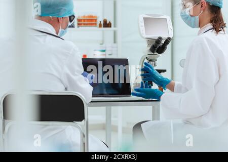 Nahaufnahme. Behandelnde Ärzte diskutieren Röntgenaufnahmen im Labor. Stockfoto