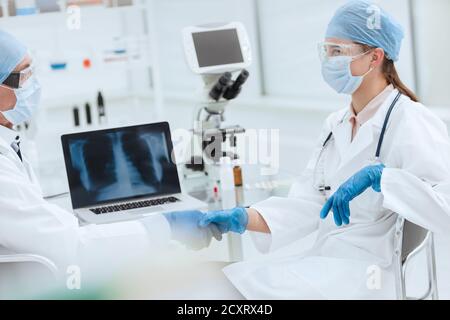 Röntgenaufnahme der Lunge auf einem Laptop-Bildschirm im Labor Stockfoto