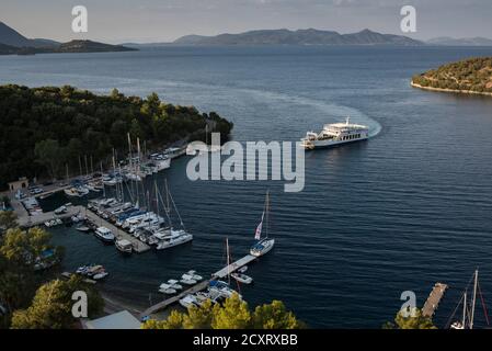 TopShot Fähre Ankunft im Hafen von Spartahori auf der ionischen Insel Meganisi. Griechenland Stockfoto