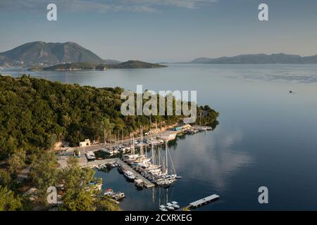 TopShot Hafen und Yachthafen, Spartahori auf der ionischen Insel Meganisi. (Blick nach Norden auf die Inseln Skorpios und Lefkada) Griechenland Stockfoto