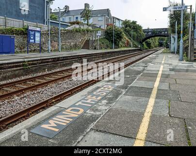 Beachten Sie die Step Warnung für Reisende, die an der kleinen Dockyard Halt Station in Plymouth in einen Zug steigen. Stockfoto