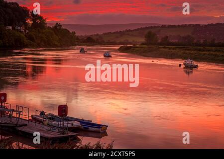SONNENUNTERGANG ÜBER CAERLEON, NEWPORT, SOUTH WALES Stockfoto