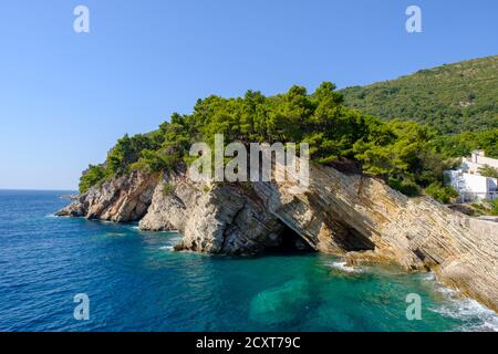 Blick auf die Klippen von der Festung Castello in Petrovac, Montenegro. Stockfoto