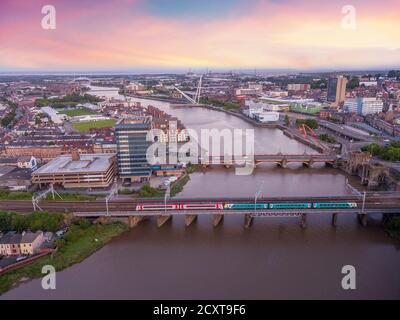Sonnenuntergang über Newport Wales, Stadtpanorama Stockfoto