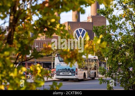 Volkswagen Autowerk ist in der ganzen Stadt Wolfsburg sichtbar. Großes VW-Logo schmückt die Fassade des Kraftwerks. Stockfoto