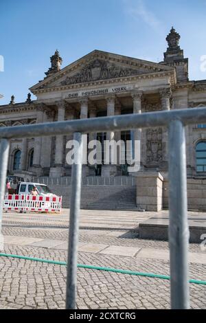 Berlin, Deutschland. Oktober 2020. Schranken stehen vor dem Reichstag und um die Reichstagswiese. Quelle: Paul Zinken/dpa-Zentralbild/ZB/dpa/Alamy Live News Stockfoto