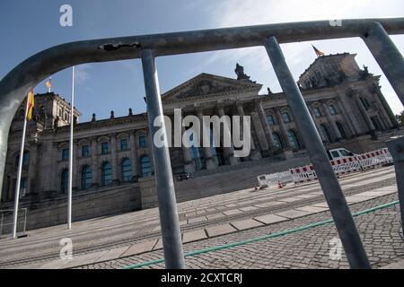 Berlin, Deutschland. Oktober 2020. Schranken stehen vor dem Reichstag und um die Reichstagswiese. Quelle: Paul Zinken/dpa-Zentralbild/ZB/dpa/Alamy Live News Stockfoto