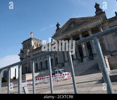 Berlin, Deutschland. Oktober 2020. Schranken stehen vor dem Reichstag und um die Reichstagswiese. Quelle: Paul Zinken/dpa-Zentralbild/ZB/dpa/Alamy Live News Stockfoto