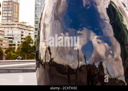 London, Großbritannien - 14. September 2017: City Hall Black Egg Skulptur an der Uferpromenade in der Nähe der Tower Bridge Stockfoto