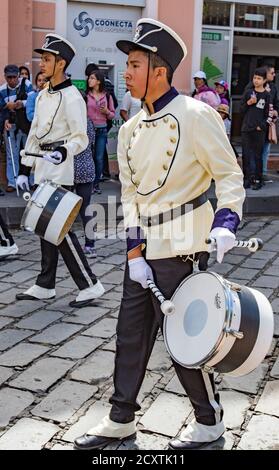 Cuenca, Ecuador, Jan 13, 2018: Schlagzeuger in Parade an der Festival marschieren Stockfoto