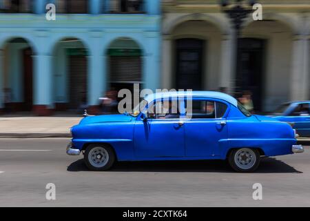 Amerikanischer Oldtimer, Oldtimer-Motor in Havanna, Motion Blur Schwenk Shot, Paseo De Marti, Havanna, Kuba Stockfoto