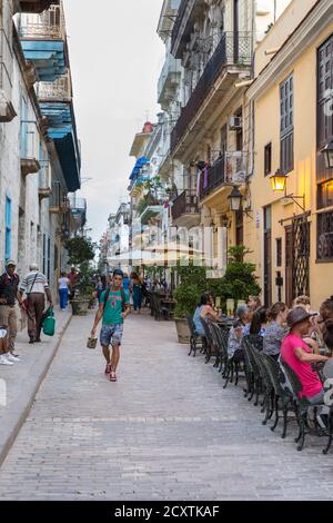 Straßenszene, Menschen und Cafés in Habana Vieja, Altstadt von Havanna, Kuba Stockfoto