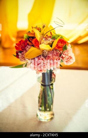 Herbstlicher Blumenstrauß schmückt die festliche Tafel im Restaurant. Stockfoto