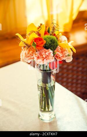 Herbstlicher Blumenstrauß schmückt die festliche Tafel im Restaurant. Stockfoto