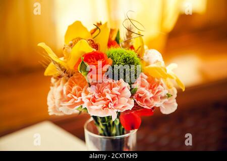 Herbstlicher Blumenstrauß schmückt die festliche Tafel im Restaurant. Stockfoto