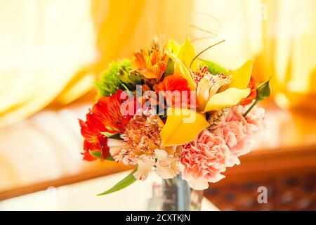 Herbstlicher Blumenstrauß schmückt die festliche Tafel im Restaurant. Stockfoto