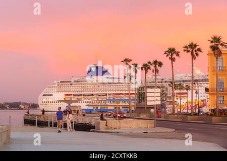 Kreuzfahrtschiff "Norwegian Sky" dockte bei Sonnenuntergang, Hafen von Havanna, Kuba Stockfoto