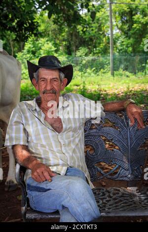 Portrait von Landwirt, ruht auf der Werkbank im Tal von Vinales, Provinz Pinar del Rio, Kuba Stockfoto