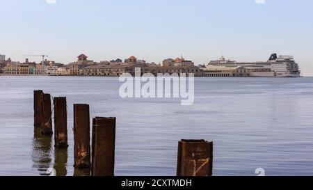 Havanna Stadtbild, Kreuzfahrthafen mit MSC Kreuzfahrtschiff vom Wasser aus gesehen, Havanna, Kuba Stockfoto