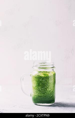 Grüne Spinat kale apple Joghurt Smoothie in Mason jar auf weißen Hintergrund. Detox gesund vegan zu essen. Getonten Bild Stockfoto