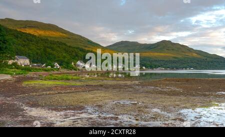 Arrocher ist ein Dorf, das am Ufer des Loch Long im Westen Schottlands liegt Stockfoto