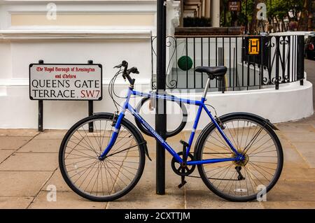 London, Großbritannien - 15. September 2017: Blaues Fahrrad an Laterne Säule in der Nähe der Königstor Terrasse in London gesperrt Stockfoto