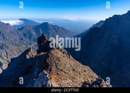 Aufnahme des Naturparks Caldera de Taburiente auf der Spitze Der Berg auf der zentralen Insel La Palma Stockfoto