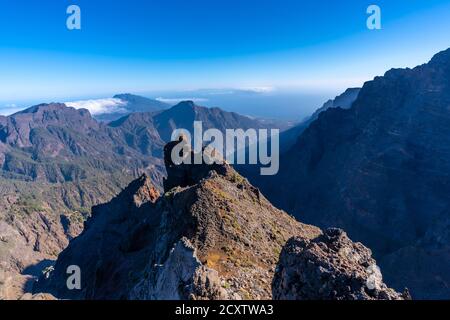 Aufnahme des Naturparks Caldera de Taburiente auf der Spitze Der Berg auf der zentralen Insel La Palma Stockfoto