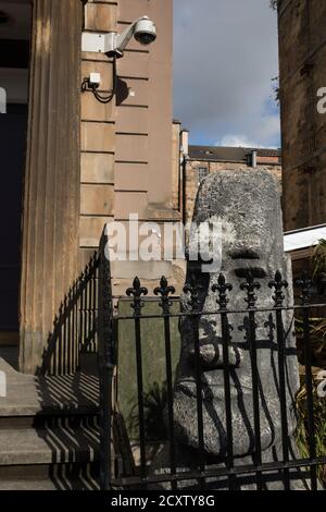 Moai-Kopf, als Dekoration für eine Themenbar, Glasgow, Schottland, 1. Oktober 2020. Stockfoto