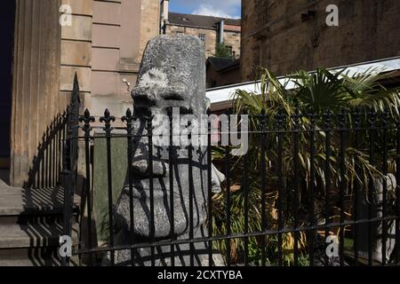 Moai-Kopf, als Dekoration für eine Themenbar, Glasgow, Schottland, 1. Oktober 2020. Stockfoto