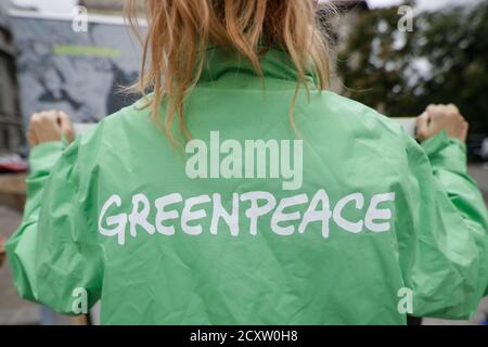 Bukarest, Rumänien - 1. Oktober 2020: Greenpeace-Aktivist hält ein Banner bei einem Protest. Stockfoto