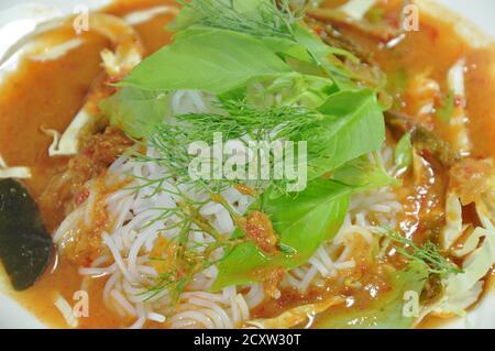 Thai Reisnudeln Dressing Curry mit frischem Gemüse auf dem Teller Stockfoto