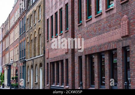 London, Großbritannien - 14. September 2017: Klassische mehrfarbige Ziegelfassaden in der Londoner Innenstadt. Lebendige Architektur des Vereinigten Königreichs. Stockfoto
