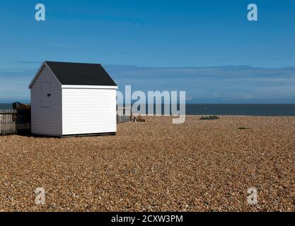 Eine einzige, weiße, hölzerne Fischerhütte, am Walmer Beach, Kent Stockfoto