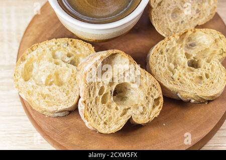 Brotscheiben und eine Tasse Kaffee auf einem Holz Tisch mit Tisch und Bettwäsche Stockfoto