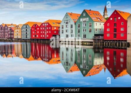 Trondheim, Norwegen. Bunte Holzhäuser und Nidelva Fluss in der Altstadt. Stockfoto