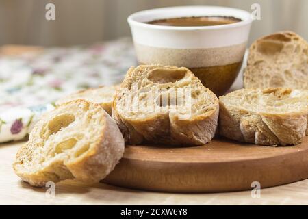 Brotscheiben und eine Tasse Kaffee auf einem Holz Tisch mit Tisch und Bettwäsche Stockfoto