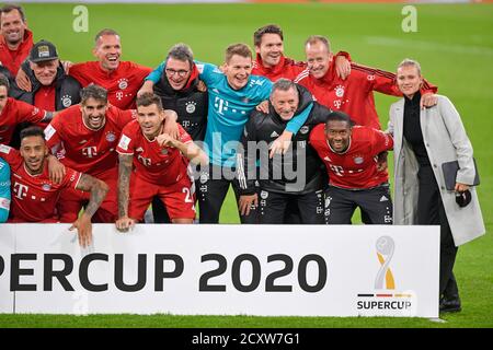 Allianz Arena München Deutschland 30.09.20, Fußball: Deutsches SUPERCUP-FINALE 2020/2021, FC Bayern München (FCB, rot) gegen Borussia Dortmund (BVB, gelb) 3:2 - Team Bayern München feiert den Sieg des Deutschen Supercup von links: Joshua Kimmich (FC Bayern München), Javi Martinez (FC Bayern München),Lucas Hernandez (FC Bayern München), David Alaba (FC Bayern München), Teamleiterin Kathleen Krueger (Krüger), Foto: Bernd Feil/M.i.S./Pool/via Kolvenbach nur für redaktionelle Verwendung! Die DFL-Vorschriften verbieten die Verwendung von Fotos als Bildsequenzen und/oder quasi-Video. Nationale und internationale Ne Stockfoto