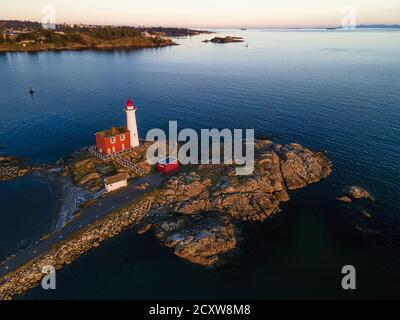 High-Angle-Aufnahme eines Fisgard Lighthouse und Fort Rodd Hill in Colwood, Kanada Stockfoto