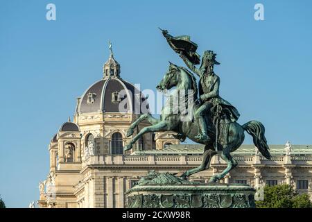 Das Reiterstandbild Erzherzog Karl auf dem Heldenplatz und das Naturhistorische Museum in Wien, Österreich, Europa Stockfoto